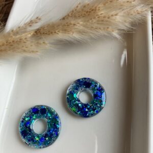 recharge ronde en résine avec paillettes bleues et vertes